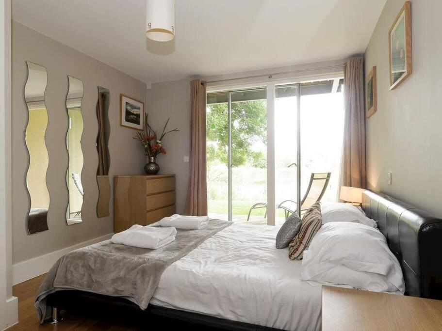 Cotswolds Lake Side Home With Luxury Spa Swallows Nest,Lower Mill Estate, Lakeside Home And Spa With A Harry Potter Cupboard Under The Stairs Somerford Keynes المظهر الخارجي الصورة