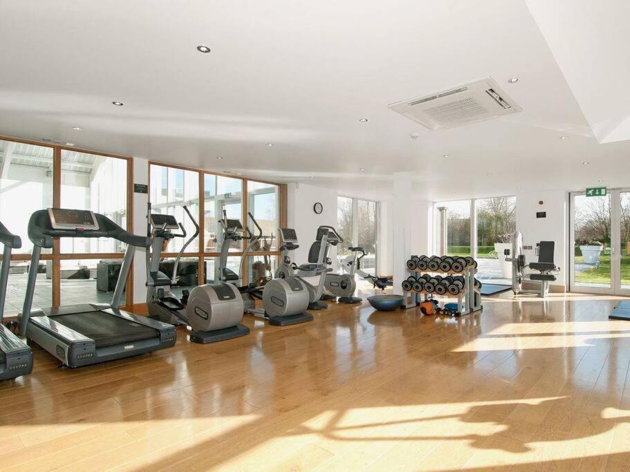 Cotswolds Lake Side Home With Luxury Spa Swallows Nest,Lower Mill Estate, Lakeside Home And Spa With A Harry Potter Cupboard Under The Stairs Somerford Keynes المظهر الخارجي الصورة