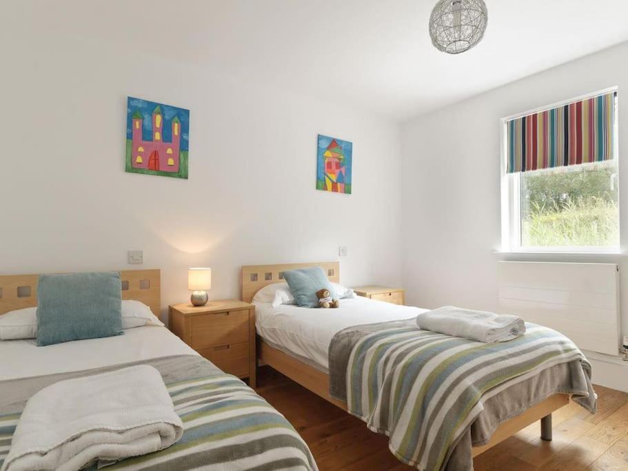Cotswolds Lake Side Home With Luxury Spa Swallows Nest,Lower Mill Estate, Lakeside Home And Spa With A Harry Potter Cupboard Under The Stairs Somerford Keynes المظهر الخارجي الصورة