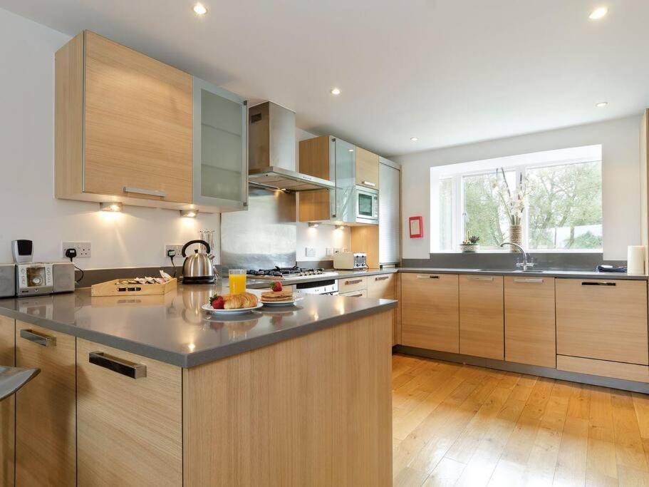 Cotswolds Lake Side Home With Luxury Spa Swallows Nest,Lower Mill Estate, Lakeside Home And Spa With A Harry Potter Cupboard Under The Stairs Somerford Keynes المظهر الخارجي الصورة