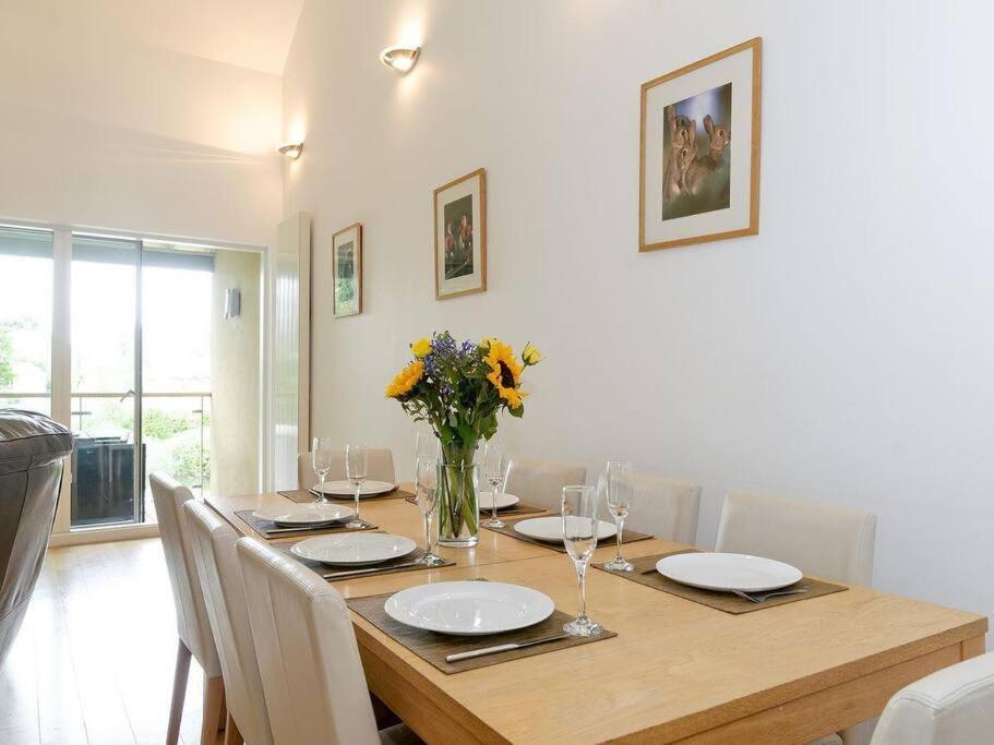Cotswolds Lake Side Home With Luxury Spa Swallows Nest,Lower Mill Estate, Lakeside Home And Spa With A Harry Potter Cupboard Under The Stairs Somerford Keynes المظهر الخارجي الصورة