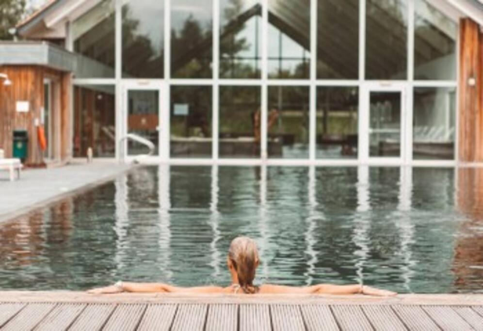 Cotswolds Lake Side Home With Luxury Spa Swallows Nest,Lower Mill Estate, Lakeside Home And Spa With A Harry Potter Cupboard Under The Stairs Somerford Keynes المظهر الخارجي الصورة